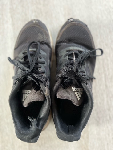Alte dreckige Schuhe/ Abgelatschte Sneaker