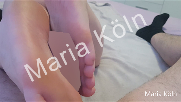 VIDEO: [Footjob] - mit Nahaufnahme - Er kommt auf meine Füße