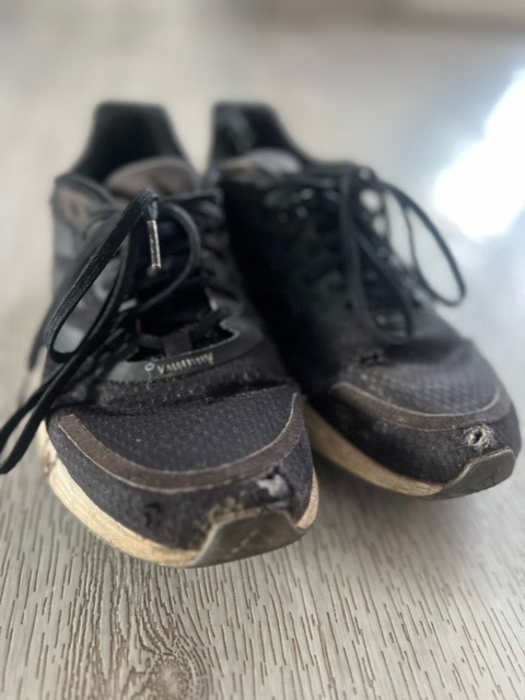 Alte dreckige Schuhe/ Abgelatschte Sneaker